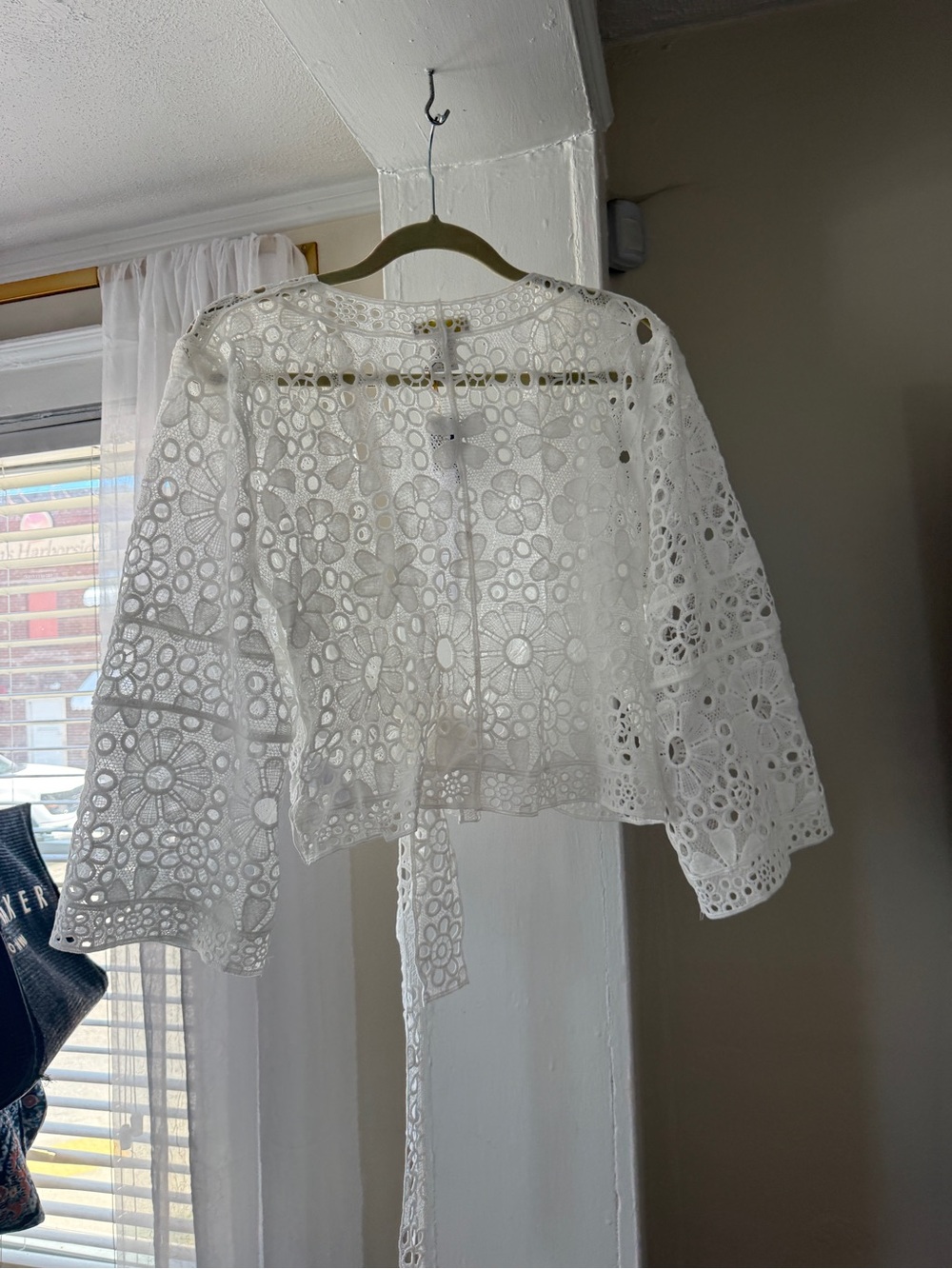 NWT House of Harlow 1960 White Crochet Lace Tie Front Cover Up One Size - Picture 2 of 3